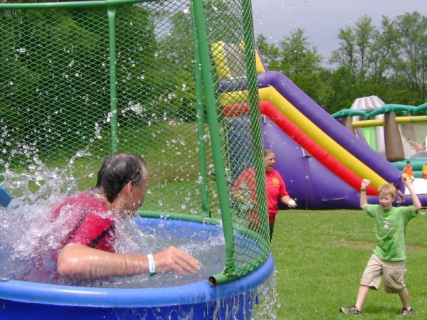 Dunk-Tank-in-action-Chicago-Rental